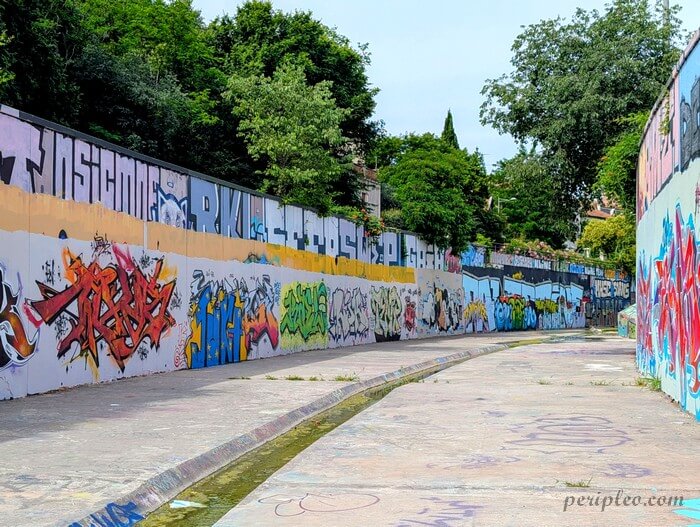 Vue d'ensemble du Quai du Verdanson recouvert de fresques de Street art et de graffitis, l'un des lieux emblématiques de l'art urbain à Montpellier