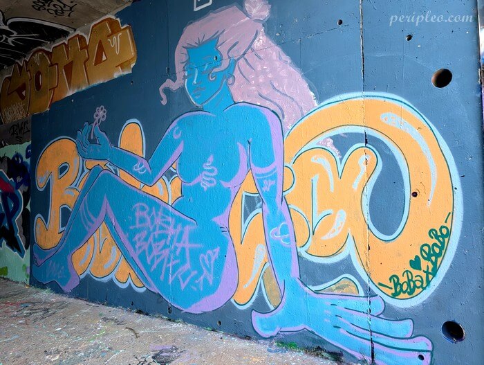 Fresque de Street art représentant une femme en tons bleus et violets au Quai du Verdanson, haut lieu de l'art urbain à Montpellier