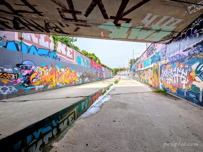Vue d'ensemble du Quai du Verdanson à Montpellier, véritable galerie de Street art à ciel ouvert où des centaines de graffitis et fresques colorées recouvrent les murs du canal