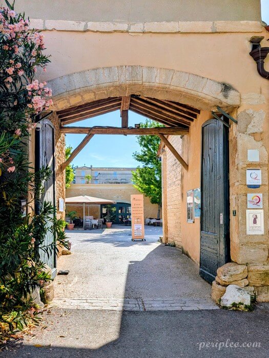 Entrée du Château de Flaugergues à Montpellier, portail en pierre ouvrant sur la cour du domaine viticole historique