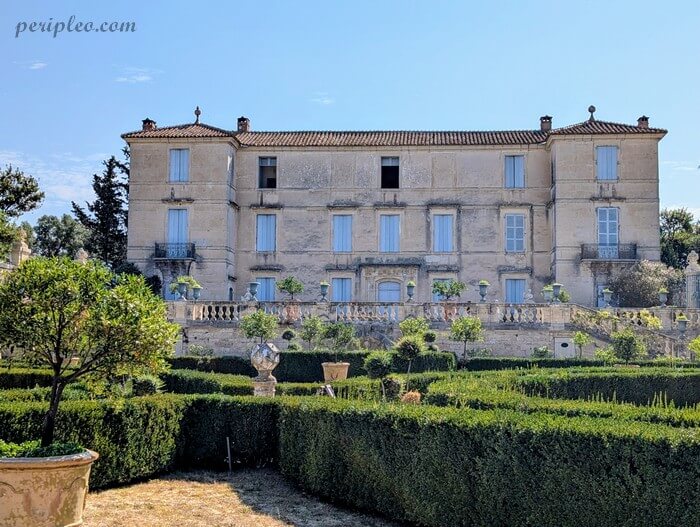 Façade du Château de Flaugergues à Montpellier dominant les jardins à la française, l'une des plus belles folies montpelliéraines