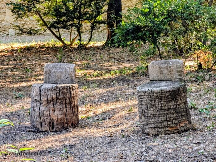 Sièges en bois sculptés dans le parc du Château de Flaugergues à Montpellier, mobilier insolite au cœur du jardin paysager