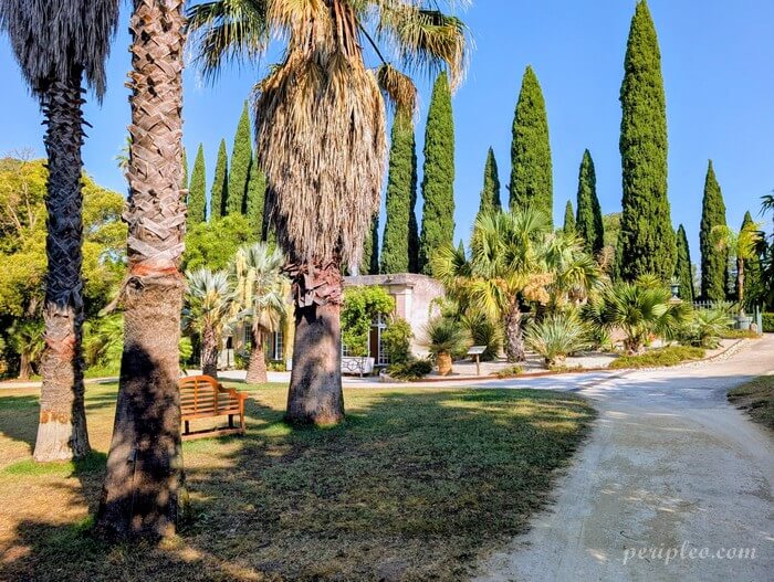 Palmiers, cyprès et allées du parc du Château de Flaugergues à Montpellier, jardin paysager typique des folies montpelliéraines