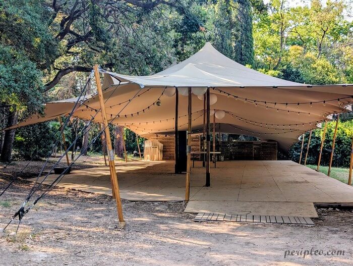 Espace de réception en plein air du Château de Flaugergues à Montpellier, installé au cœur du parc arboré pour des événements