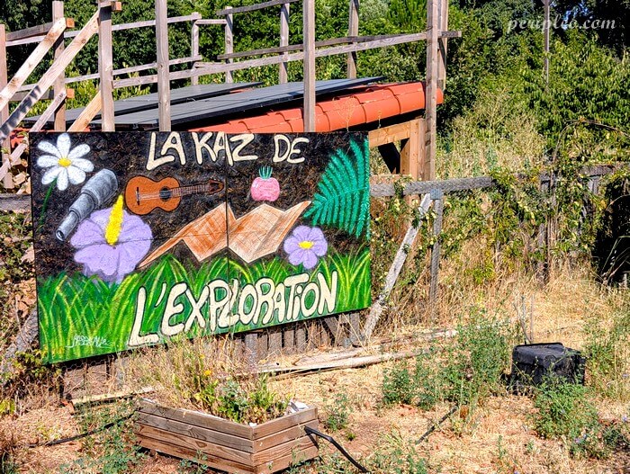 Panneau « La Kaz de l'Exploration » dans le parc du Château de Flaugergues à Montpellier, espace pédagogique dédié à la biodiversité