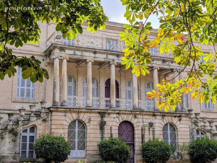 Portique à colonnes de la façade du Château de Grammont à Montpellier, au cœur du domaine historique