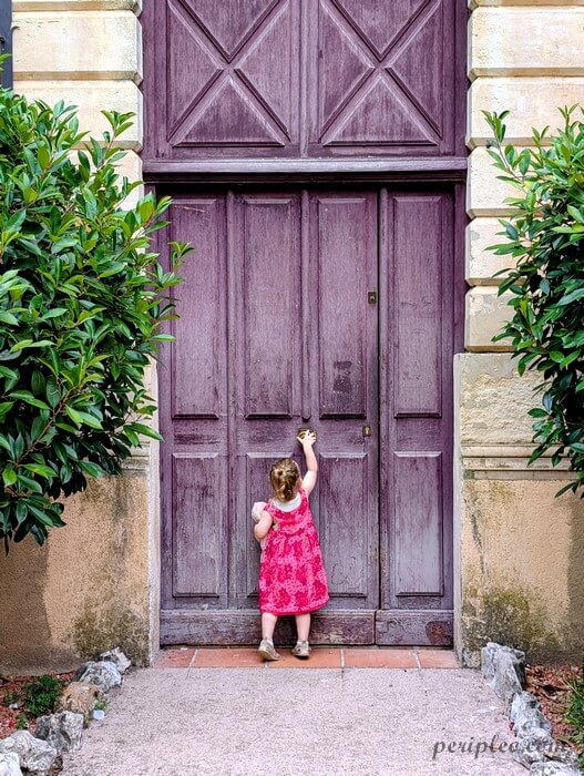 PERIPLEO devant la porte du Château de Grammont à Montpellier, détail du patrimoine historique au cœur du domaine