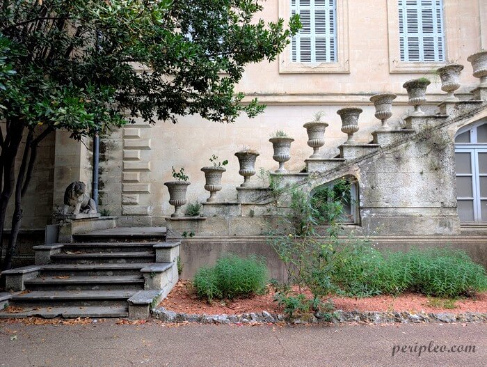 Escalier en pierre orné de pots anciens au Château de Grammont à Montpellier, élégant détail de cette folie montpelliéraine