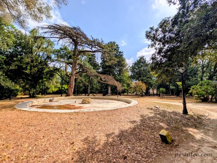 Ancien bassin et parc arboré du Château de Grammont à Montpellier, cadre paisible pour une promenade en pleine nature