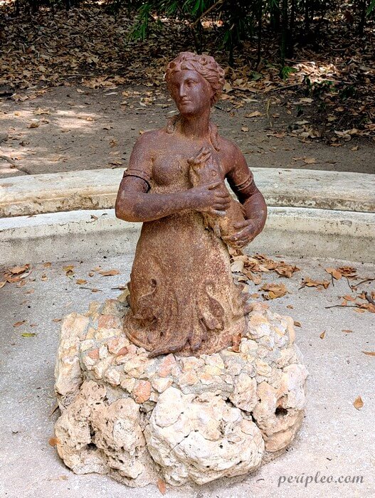 Statue ancienne dans le parc du Château de Grammont à Montpellier, vestige décoratif au cœur de cette folie montpelliéraine