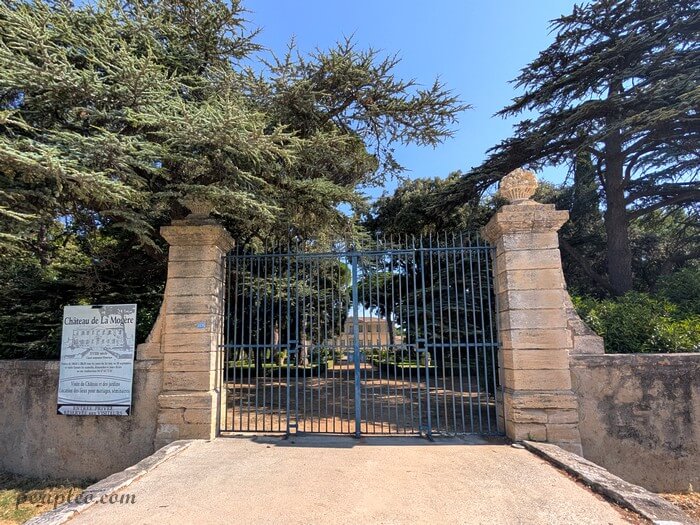 Grille d'entrée du Château de la Mogère à Montpellier avec vue sur cette folie montpelliéraine du XVIIIe siècle