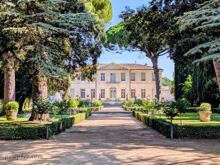Façade du Château de la Mogère à Montpellier entourée de ses jardins à la française