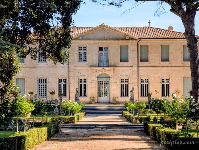 Façade du Château de la Mogère à Montpellier et son jardin à la française, monument historique