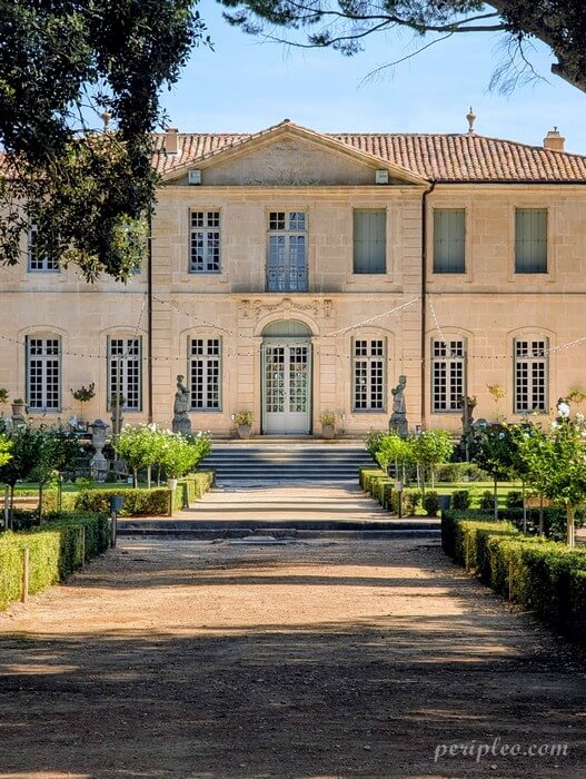 Vue de la façade du Château de la Mogère à Montpellier depuis l'allée de son jardin à la française