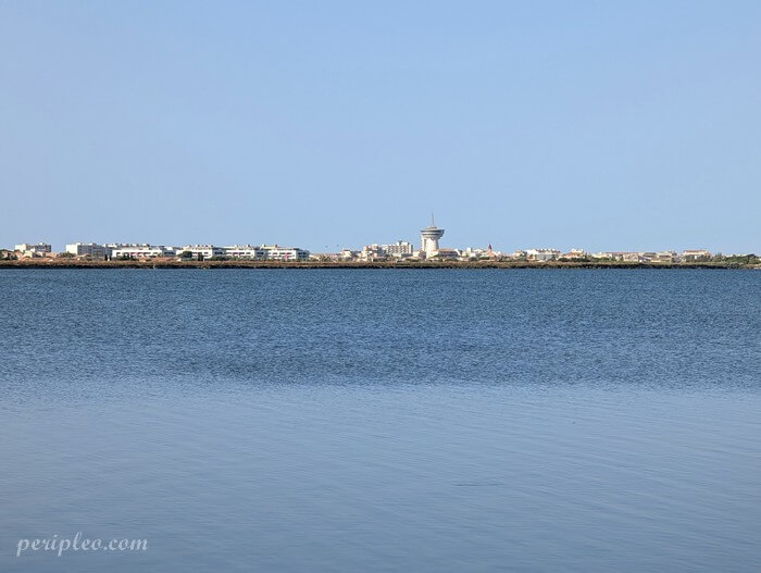 Vue sur Palavas-les-Flots depuis l'étang du Méjean au Parc du Mas Rouge de Pérols