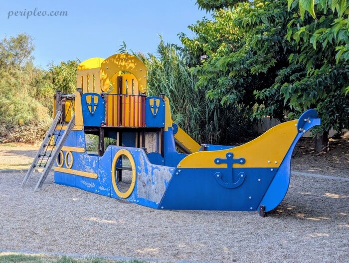 Bateau pirate sur l’aire de jeux du Parc du Mas Rouge à Pérols, espace ludique pour les jeunes enfants près de l’étang du Méjean