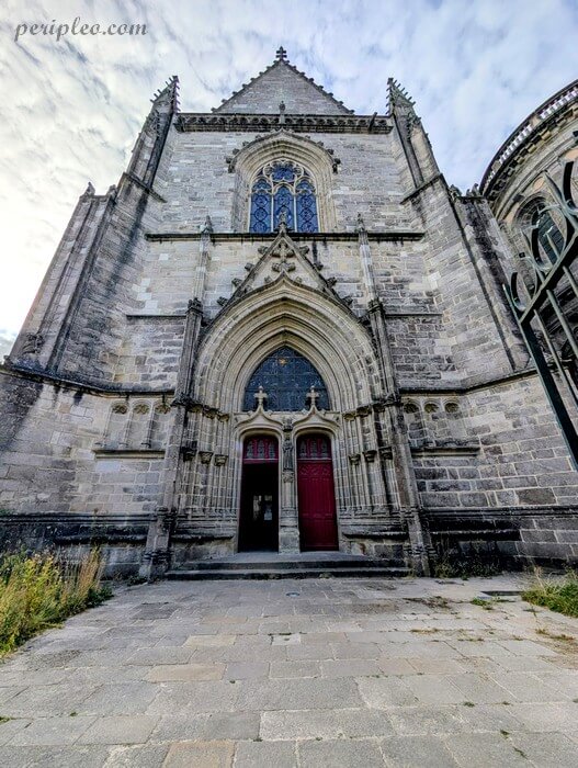 Cathédrale Saint-Pierre de Vannes, façade gothique et portail sculpté de l’entrée principale dans le centre historique