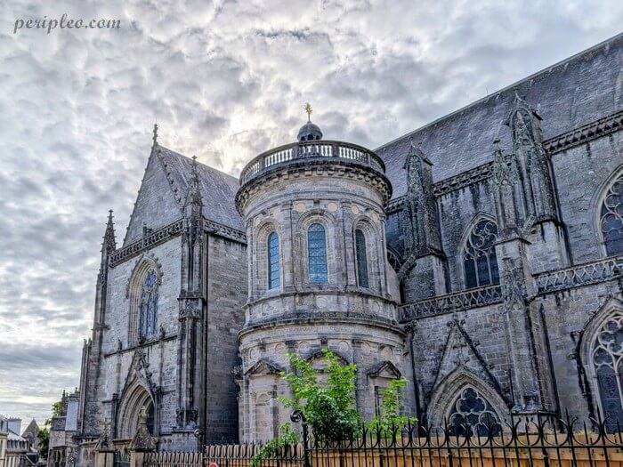 Cathédrale Saint-Pierre de Vannes, vue sur le chevet et les vitraux de cet édifice gothique emblématique du centre historique