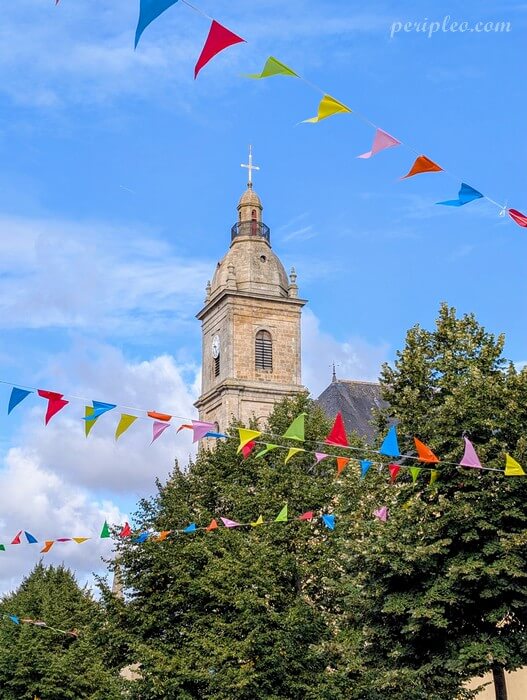Église Saint-Patern de Vannes avec son clocher et ses fanions colorés