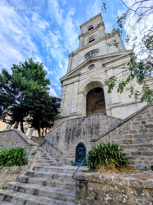 Église Saint-Patern à Vannes, façade en pierre et escalier monumental dans le Quartier Saint-Patern en Bretagne
