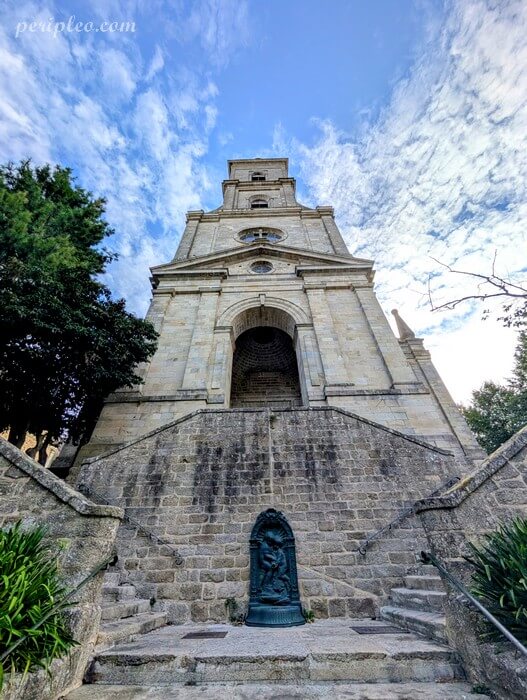 Façade de l’église Saint-Patern à Vannes, vue depuis son grand escalier en pierre, dans le quartier historique