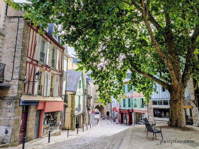 Place Brûlée à Vannes avec ses maisons à pans de bois et ses rues historiques
