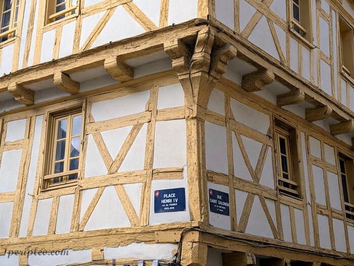 Place Henri-IV à Vannes, maison à pans de bois dans le centre historique