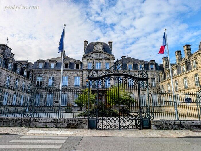 Préfecture du Morbihan à Vannes, imposant bâtiment en pierre derrière sa grille et ses jardins, en Bretagne
