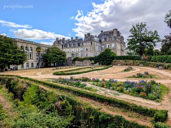 Jardin de la Préfecture du Morbihan à Vannes, parterres fleuris et jardin à la française en Bretagne